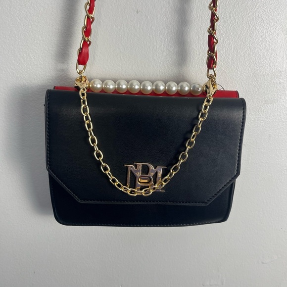 NEW BADGLEY MISCHKA Double-Sided Crossbody Bag black red with red strap - Picture 4 of 13